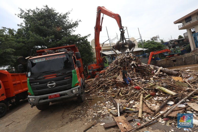 Pintu Air Manggarai Kedatangan Sampah (CNBC Indonesia/Andrean Kristianto)