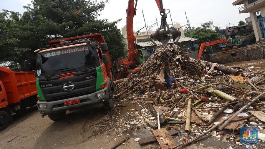 Pintu Air Manggarai Kedatangan Sampah (CNBC Indonesia/Andrean Kristianto)