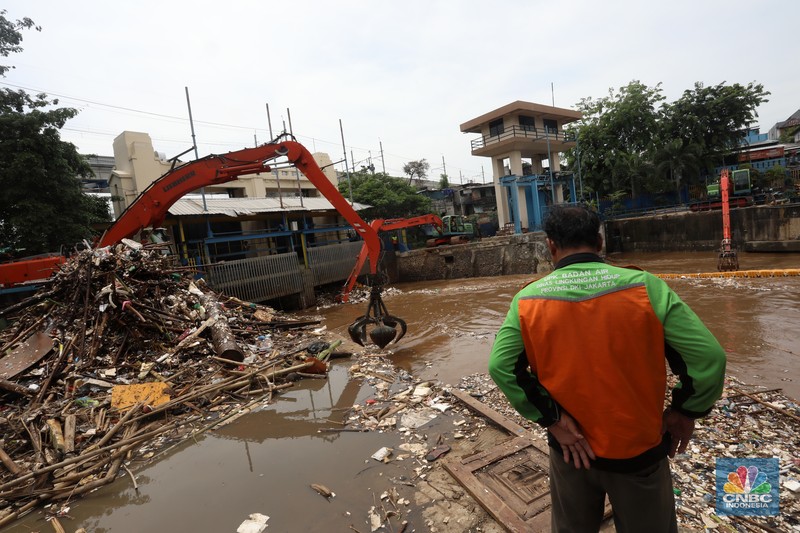 Pintu Air Manggarai Kedatangan Sampah (CNBC Indonesia/Andrean Kristianto)