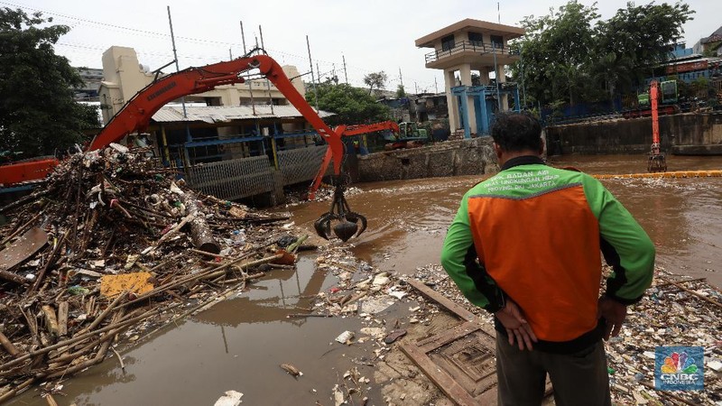 Pintu Air Manggarai Kedatangan Sampah (CNBC Indonesia/Andrean Kristianto)
