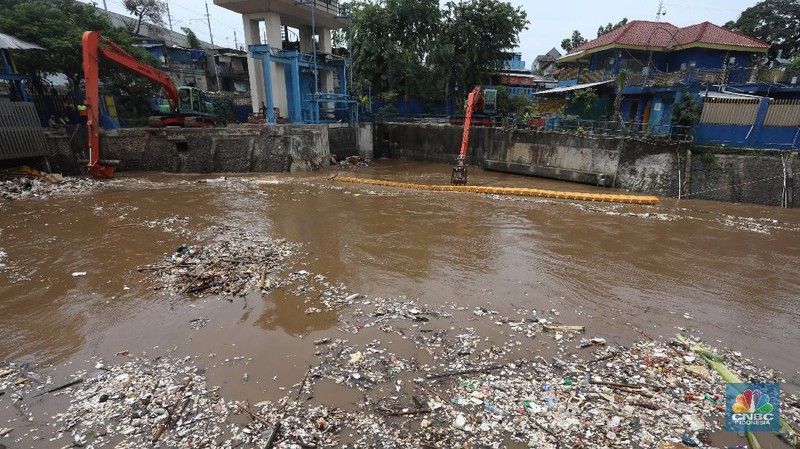 Pintu Air Manggarai Kedatangan Sampah (CNBC Indonesia/Andrean Kristianto)