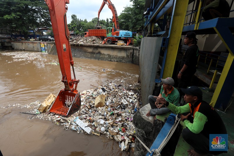 Pintu Air Manggarai Kedatangan Sampah (CNBC Indonesia/Andrean Kristianto)