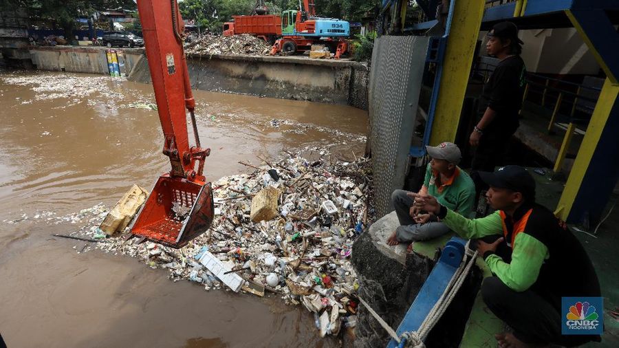 Pintu Air Manggarai Kedatangan Sampah (CNBC Indonesia/Andrean Kristianto)