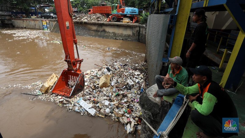 Pintu Air Manggarai Kedatangan Sampah (CNBC Indonesia/Andrean Kristianto)