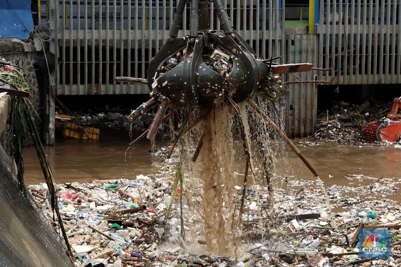 Pintu Air Manggarai Kedatangan Sampah (CNBC Indonesia/Andrean Kristianto)