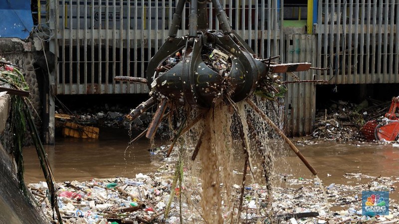 Pintu Air Manggarai Kedatangan Sampah (CNBC Indonesia/Andrean Kristianto)