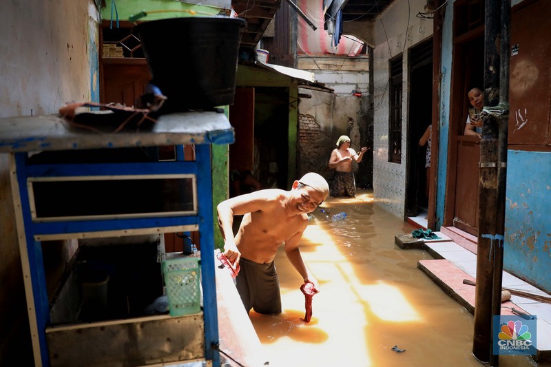 Suasana rumah yang terendam banjir di Kawasan Kebon Pala, Kampung Melayu, Jakarta, Senin (8/11/2021). (CNBC Indonesia/Muhammad Sabki) Suasana rumah yang terendam banjir di Kawasan Kebon Pala, Kampung Melayu, Jakarta, Senin (8/11/2021). (CNBC Indonesia/Muhammad Sabki)