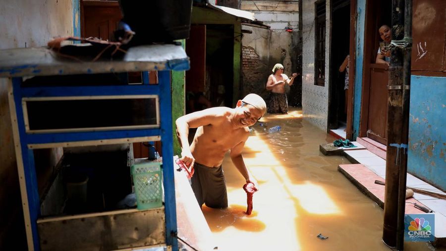 Suasana rumah yang terendam banjir di Kawasan Kebon Pala, Kampung Melayu, Jakarta, Senin (8/11/2021). (CNBC Indonesia/Muhammad Sabki)