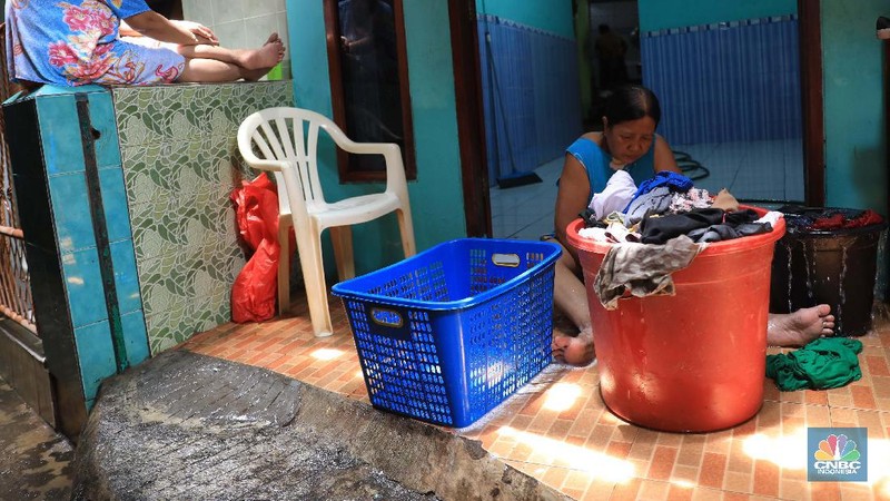 Suasana rumah yang terendam banjir di Kawasan Kebon Pala, Kampung Melayu, Jakarta, Senin (8/11/2021). (CNBC Indonesia/Muhammad Sabki)