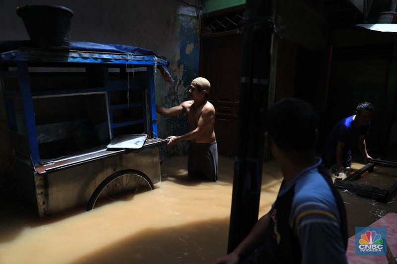 Suasana rumah yang terendam banjir di Kawasan Kebon Pala, Kampung Melayu, Jakarta, Senin (8/11/2021). (CNBC Indonesia/Muhammad Sabki) Suasana rumah yang terendam banjir di Kawasan Kebon Pala, Kampung Melayu, Jakarta, Senin (8/11/2021). (CNBC Indonesia/Muhammad Sabki)