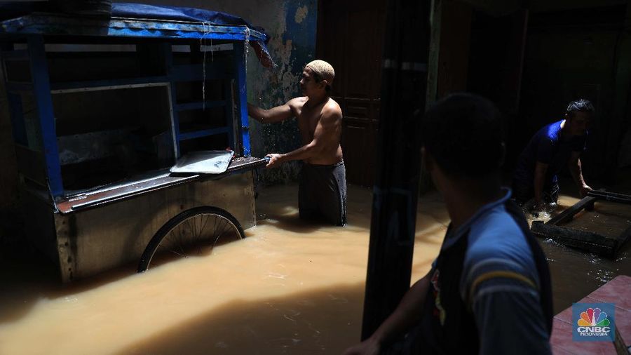 Suasana rumah yang terendam banjir di Kawasan Kebon Pala, Kampung Melayu, Jakarta, Senin (8/11/2021). (CNBC Indonesia/Muhammad Sabki)