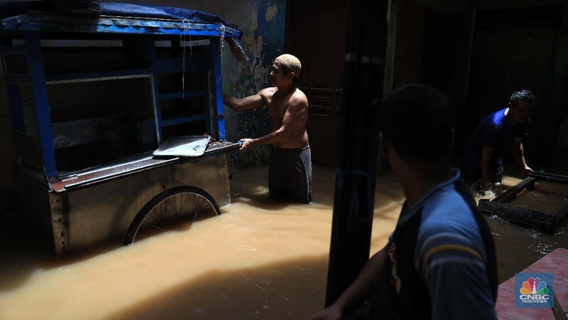 Suasana rumah yang terendam banjir di Kawasan Kebon Pala, Kampung Melayu, Jakarta, Senin (8/11/2021). (CNBC Indonesia/Muhammad Sabki)