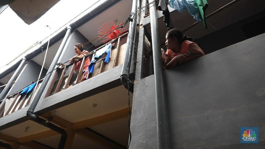 Suasana rumah yang terendam banjir di Kawasan Kebon Pala, Kampung Melayu, Jakarta, Senin (8/11/2021). (CNBC Indonesia/Muhammad Sabki)