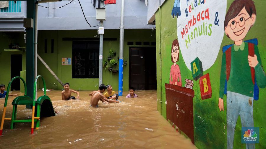 Suasana rumah yang terendam banjir di Kawasan Kebon Pala, Kampung Melayu, Jakarta, Senin (8/11/2021). (CNBC Indonesia/Muhammad Sabki)