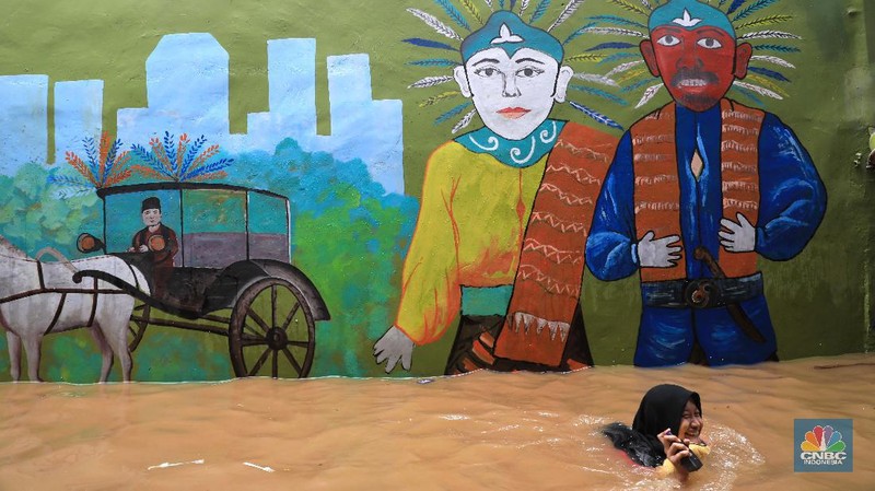 Suasana rumah yang terendam banjir di Kawasan Kebon Pala, Kampung Melayu, Jakarta, Senin (8/11/2021). (CNBC Indonesia/Muhammad Sabki)