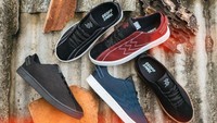 Suka Gaya Kasual Dikta Wicaksono? Coba 3 Sneakers Kanvas Ini 