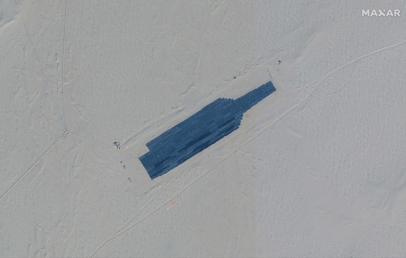 Citra satelit menunjukkan China sedang membuat tiruan kapal induk dan kapal perusak Angkatan Laut Amerika Serikat (AS). (REUTERS/Maxar Technologies)