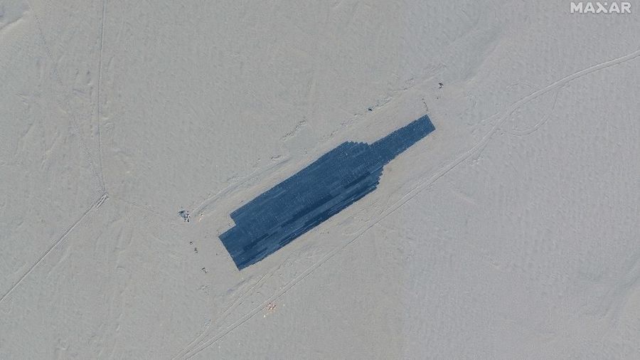 Citra satelit menunjukkan China sedang membuat tiruan kapal induk dan kapal perusak Angkatan Laut Amerika Serikat (AS). (REUTERS/Maxar Technologies)