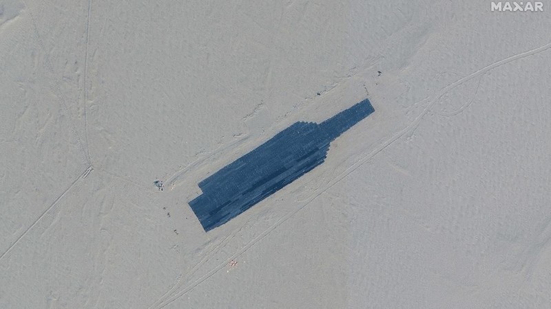 Citra satelit menunjukkan China sedang membuat tiruan kapal induk dan kapal perusak Angkatan Laut Amerika Serikat (AS). (REUTERS/Maxar Technologies)