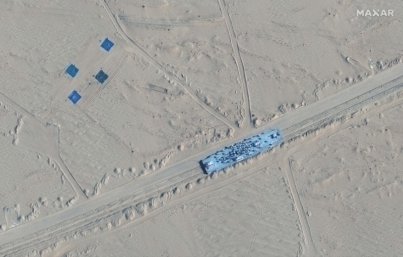 Citra satelit menunjukkan China sedang membuat tiruan kapal induk dan kapal perusak Angkatan Laut Amerika Serikat (AS). (REUTERS/Maxar Technologies)
