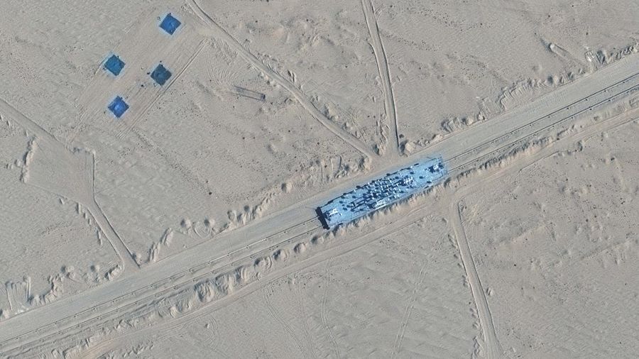 Citra satelit menunjukkan China sedang membuat tiruan kapal induk dan kapal perusak Angkatan Laut Amerika Serikat (AS). (REUTERS/Maxar Technologies)