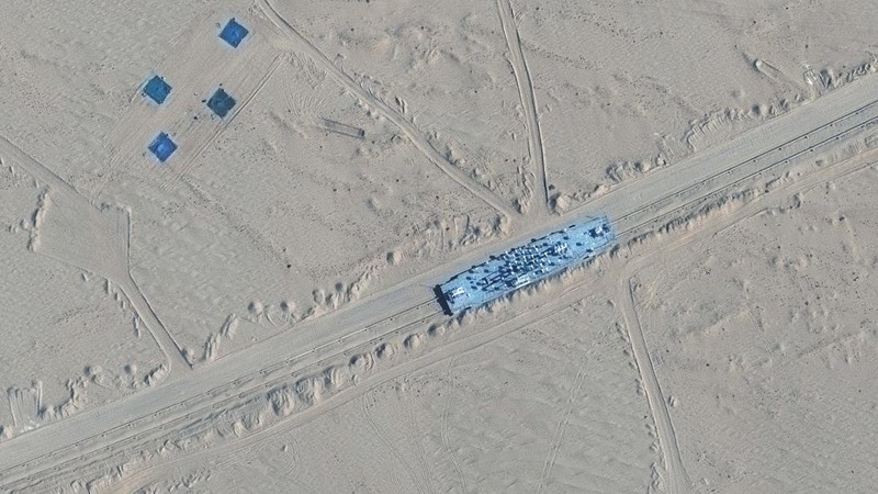 Citra satelit menunjukkan China sedang membuat tiruan kapal induk dan kapal perusak Angkatan Laut Amerika Serikat (AS). (REUTERS/Maxar Technologies)