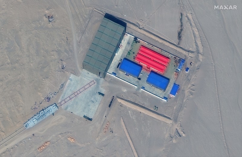Citra satelit menunjukkan China sedang membuat tiruan kapal induk dan kapal perusak Angkatan Laut Amerika Serikat (AS). (REUTERS/Maxar Technologies)