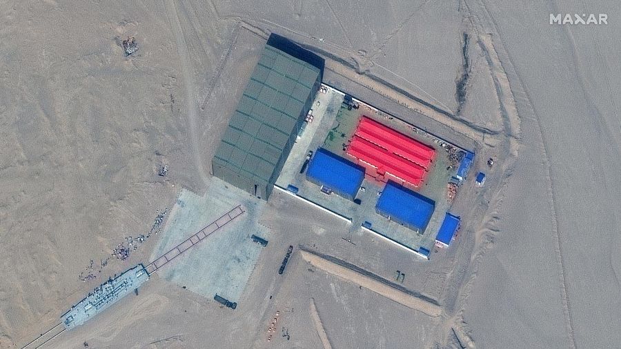 Citra satelit menunjukkan China sedang membuat tiruan kapal induk dan kapal perusak Angkatan Laut Amerika Serikat (AS). (REUTERS/Maxar Technologies)