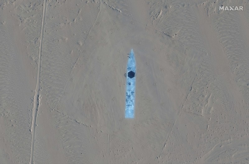 Citra satelit menunjukkan China sedang membuat tiruan kapal induk dan kapal perusak Angkatan Laut Amerika Serikat (AS). (REUTERS/Maxar Technologies)