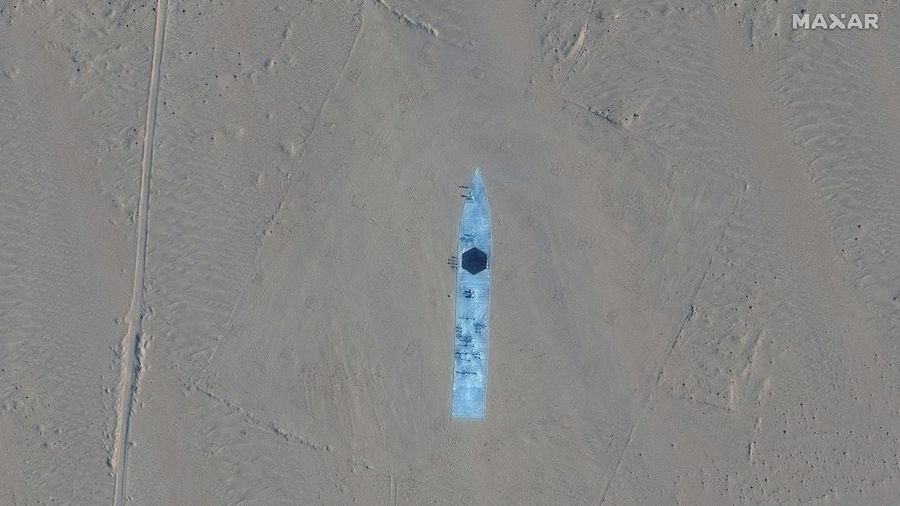 Citra satelit menunjukkan China sedang membuat tiruan kapal induk dan kapal perusak Angkatan Laut Amerika Serikat (AS). (REUTERS/Maxar Technologies)