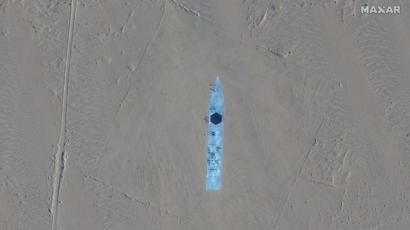 Citra satelit menunjukkan China sedang membuat tiruan kapal induk dan kapal perusak Angkatan Laut Amerika Serikat (AS). (REUTERS/Maxar Technologies)