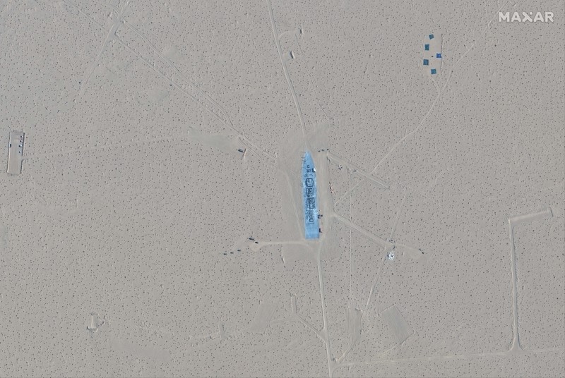 Citra satelit menunjukkan China sedang membuat tiruan kapal induk dan kapal perusak Angkatan Laut Amerika Serikat (AS). (REUTERS/Maxar Technologies) Citra satelit menunjukkan China sedang membuat tiruan kapal induk dan kapal perusak Angkatan Laut Amerika Serikat (AS). (REUTERS/Maxar Technologies)