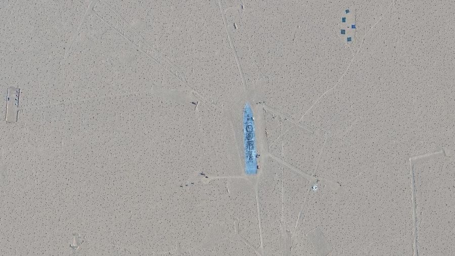Citra satelit menunjukkan China sedang membuat tiruan kapal induk dan kapal perusak Angkatan Laut Amerika Serikat (AS). (REUTERS/Maxar Technologies)