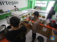 Jawaban Misteri Kenapa Warteg Punya 2 Pintu, Tak Banyak Orang Tahu