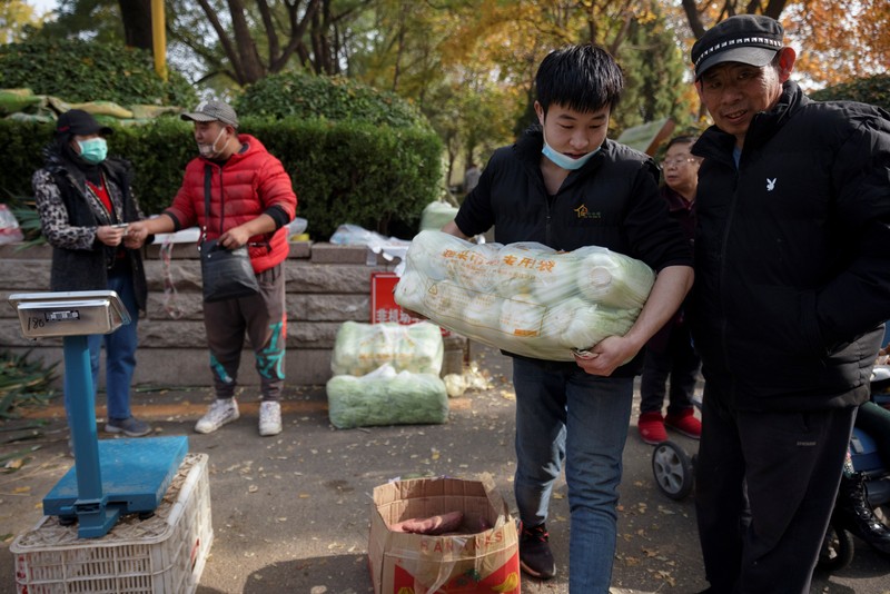 Citra satelit menunjukkan China sedang membuat tiruan kapal induk dan kapal perusak Angkatan Laut Amerika Serikat (AS). (REUTERS/Maxar Technologies) Citra satelit menunjukkan China sedang membuat tiruan kapal induk dan kapal perusak Angkatan Laut Amerika Serikat (AS). (REUTERS/Maxar Technologies)