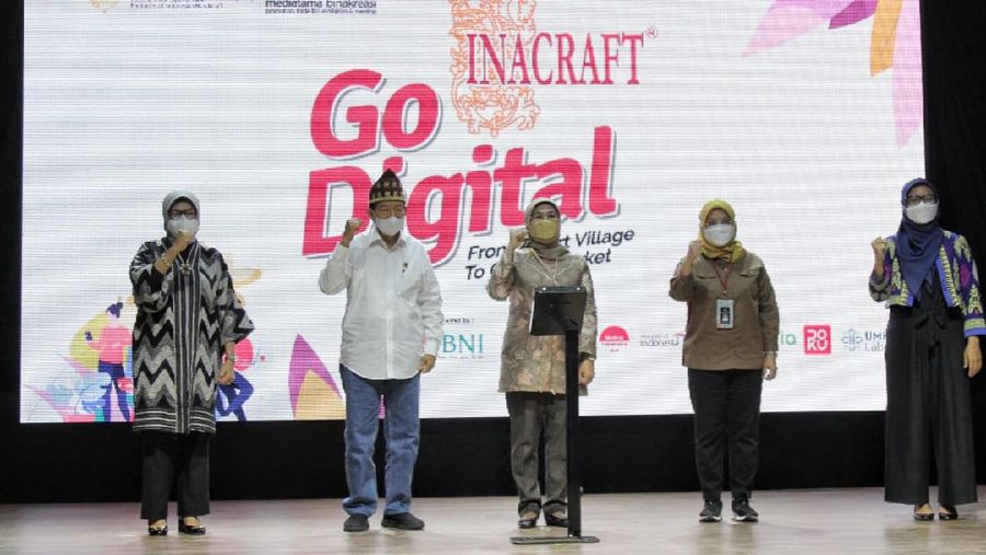 Direktur Bisnis Konsumer BNI Corina Leyla Karnalies, Ketua Umum DPP Asephi Muchsin Ridjan, Plt Direktur Jenderal Industri Kecil Menengah dan Aneka, Kementerian Perindustrian Reni Yanita, Deputi Bidang Produk Wisata dan Penyelenggara Kegiatan, Kementerian Pariwisata dan Ekonomi Kreatif Rizki Handayani Mustafa, dan Direktur Kebijakan Publik dan Hubungan Pemerintah Tokopedia Astri Wahyuni pada peluncuran INACRAFT Go Digital & Kampanye INACRAFT Digital x Tokopedia Vol 1 di Jakarta