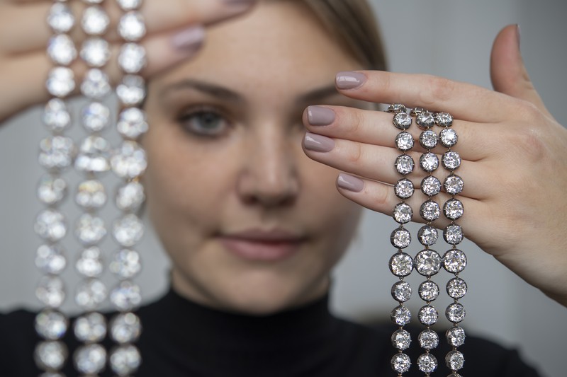 Gelang Bekas Ratu Prancis Marie Antoinette Laku Rp 114 M. (AP/Martial Trezzini)