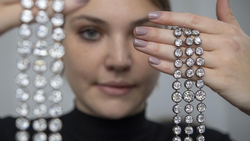 Gelang Bekas Ratu Prancis Marie Antoinette Laku Rp 114 M. (AP/Martial Trezzini)