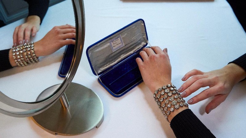 Gelang Bekas Ratu Prancis Marie Antoinette Laku Rp 114 M. (AP/Martial Trezzini)
