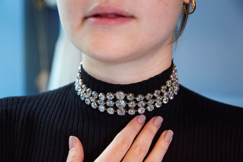 Gelang Bekas Ratu Prancis Marie Antoinette Laku Rp 114 M. (AP/Martial Trezzini)