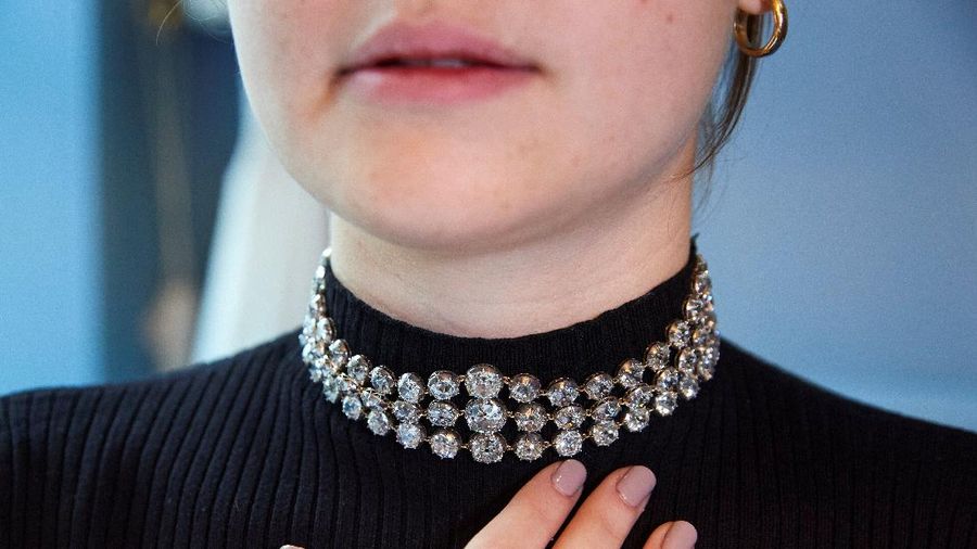 Gelang Bekas Ratu Prancis Marie Antoinette Laku Rp 114 M. (AP/Martial Trezzini)