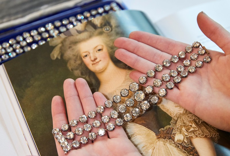 Gelang Bekas Ratu Prancis Marie Antoinette Laku Rp 114 M. (AP/Martial Trezzini) Gelang Bekas Ratu Prancis Marie Antoinette Laku Rp 114 M. (AP/Martial Trezzini)