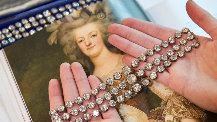 Gelang Marie Antoinette. (REUTERS/DENIS BALIBOUSE) Gelang Marie Antoinette. (REUTERS/DENIS BALIBOUSE)