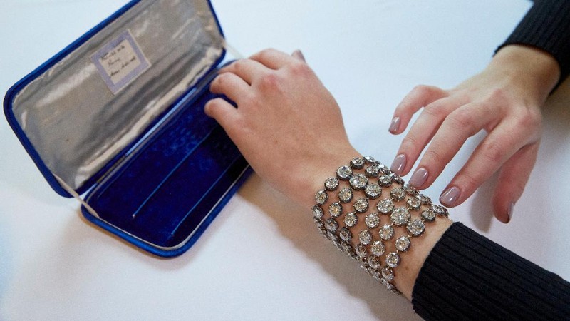 Gelang Bekas Ratu Prancis Marie Antoinette Laku Rp 114 M. (AP/Martial Trezzini)