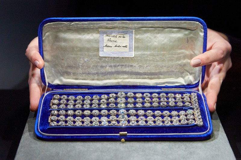 Gelang Bekas Ratu Prancis Marie Antoinette Laku Rp 114 M. (AP/Martial Trezzini)