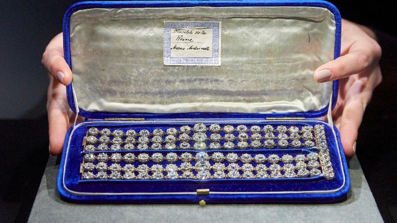 Gelang Bekas Ratu Prancis Marie Antoinette Laku Rp 114 M. (AP/Martial Trezzini)