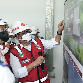 Potret Wamen Tiko 'Blusukan' Cek Proyek Depo LRT Jabodebek