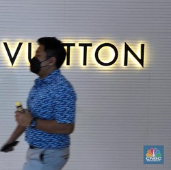 Jangan Salah, Louis Vuitton Juga Pakai Jasa Pawang Hujan