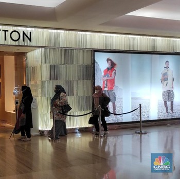Ini Penampakan Antrean Orang Kaya DKI di Toko Louis Vuitton