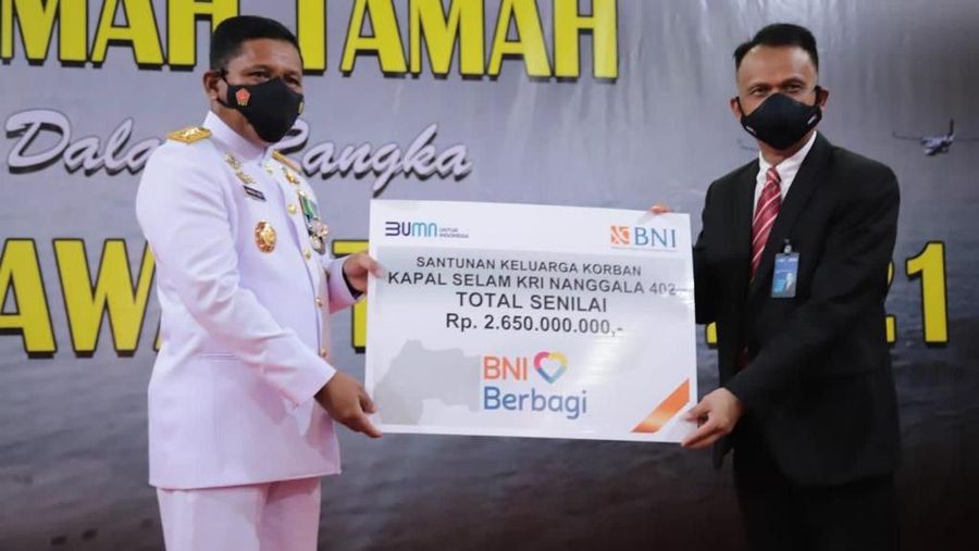 Peringatan Hari Pahlawan menjadi momentum untuk mengenang jasa para pahlawan yang telah membeli keutuhan dan ketahanan tanah air. Salah satunya dilakukan oleh PT Bank Negara Indonesia (Persero) Tbk atau BNI yang memberikan santunan kepada para ahli waris awak KRI Nanggala 402. Santunan diterima secara simbolis oleh  Wakil Kepala Staf Angkatan Laut Laksamana Madya TNI Ahmadi Heri Purwono dari Senior Vice President BNI Ahmad Salman Somantri, di Jakarta, Rabu (10 November 2021).